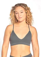 Soutien tipo top acanalado color gris oscuro, con copas desmontables y breteles regulables. No tiene ganchos y presenta ribetes en el escote y contorno.