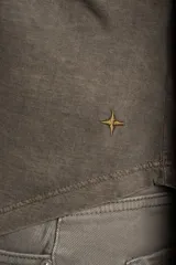 Remera de manga larga con cuello redondo, confeccionada en algodón lavado con efecto desgastado. Presenta un corte oversize y una textura suave y resistente.