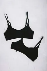 Pack de dos soutienes maternales de algodón con diseño ergonómico para lactancia. Presentan broches de acceso rápido en los breteles, contorno reforzado y suave, y breteles regulables.