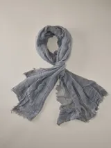 Chalina gris con textura arrugada, ligera y con bordes deshilachados.