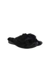 Pantuflas de estar por casa con diseño de tiras cruzadas, confeccionadas en material sintético de pelo largo color negro, con plantilla ergonómica.