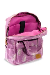 Mochila de lona azul con estampado floral, asas de mano superiores unidas por una tira con broche, detalles en cuero sintético marrón, bolsillo frontal con cierre y compartimentos laterales.