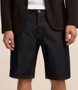 Bermuda de jean para hombre, de corte recto y color azul oscuro, con cierre de botón y cremallera.