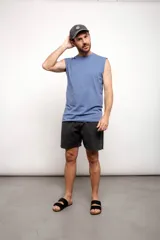 Musculosa de algodón con cuello redondo y corte regular, ideal para un look casual y fresco.