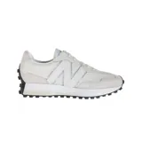 Championes New Balance modelo 327 para dama, color blanco hueso con logo "N" plateado y suela de goma negra.