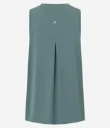 Musculosa deportiva de mujer marca Get Over, confeccionada en tejido de poliamida con elastano. Presenta escote redondo, sisas amplias y un diseño holgado con recorte horizontal en la espalda que incluye un pliegue central para mayor libertad de movimiento.