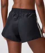 Bermuda deportiva Get Over para mujer, de color negro, con cintura elástica, rayas contrastantes en los laterales y bombacha interna.
