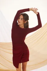 Vestido corto rojo con escote redondo y mangas largas, con drapeado lateral.