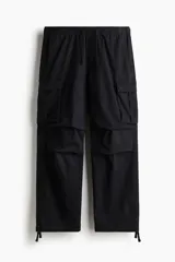 Pantalón cargo negro de corte relajado, con cintura elástica ajustable con cordón, bolsillos laterales, bolsillos traseros y bolsillos tipo fuelle con solapa y botón a presión en las piernas. Cuenta con pliegues cosidos en las rodillas y cordón ajustable en los bajos.