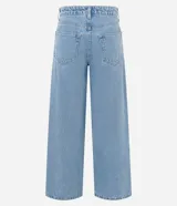 Pantalón wide leg de jean azul claro, con tiro medio, bolsillos funcionales y delicado bordado floral en hilo blanco a lo largo de las piernas.