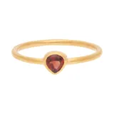 Anillo de plata 925 bañada en oro amarillo 18k con una piedra granate engarzada en forma de gota.