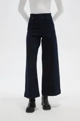Pantalon de jean azul oscuro de corte ancho y tiro alto, con costuras verticales frontales y bolsillos laterales.
