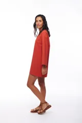 Vestido corto color ladrillo, de corte recto y mangas 3/4.