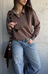Sweater de punto color chocolate con diseño de rombos texturizados, cuello polo con botones y mangas largas.