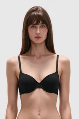 Soutien negro con aros, copas preformadas y breteles finos regulables.