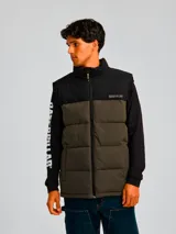 Chaleco puffer Caterpillar Arctic Zone Vest, modelo bicolor con parte superior negra y parte inferior en verde militar, cuello alto y cierre frontal con cremallera.
