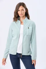 Campera de micropolar celeste con textura en zigzag, cuello alto, cierre frontal y un bolsillo con cierre en el pecho.