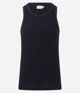Musculosa de hombre color beige con textura acanalada, cuello redondo y corte regular.