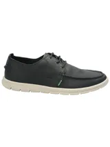 Zapato casual de cuero azul navy tipo náutico, con cordones y suela de goma blanca.