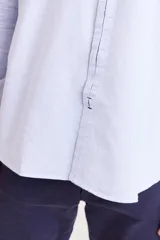 Camisa de vestir rosada, corte slim fit, con cuello clásico y mangas largas.