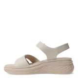 Sandalias de plataforma baja color nude, con tiras cruzadas en el empeine y ajuste de velcro en el tobillo.