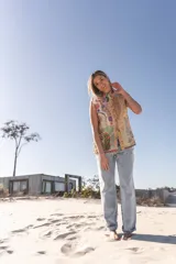 Chaleco bordado a mano con flores y mostacillas al estilo hindú.