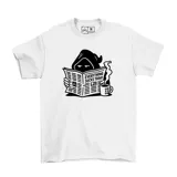 Remera blanca de manga corta con estampa frontal en negro que muestra a un personaje encapuchado leyendo un periódico con el título 'Everything Sucks Today' junto a una taza de café.