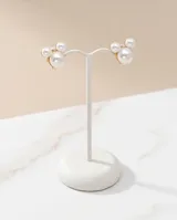 Aros tipo caravanas de oro 14k con diseño inspirado en Mickey Mouse, compuestos por tres perlas de cultivo de diferentes tamaños.