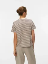 Remera de manga corta con hombros caídos y cuello redondo, confeccionada en tejido de punto de algodón orgánico con diseño de rayas horizontales.