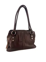 Cartera de cuero floater color chocolate con textura suave, doble asa reforzada, tres compartimentos independientes con cierre y bolsillo exterior con solapa.