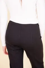 Pantalón de vestir azul marino, de corte recto, con bolsillos laterales y traseros. Se ajusta a la cintura con cierre invisible.