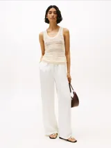 Musculosa color crema de croché con cuello redondo y espalda deportiva.