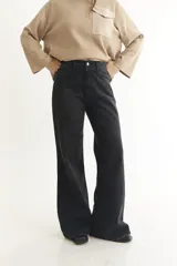 Pantalón de jean negro de corte wide leg y tiro alto.