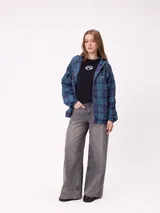 Campera rompevientos color bordó con cierre frontal, capucha con cordones ajustables y franjas laterales en tono más oscuro. Presenta puños elásticos y bolsillos frontales.