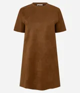 Vestido corto recto color verde militar, confeccionado en gamuza sintética con elastano. Presenta cuello redondo, mangas cortas y ruedo redondeado.