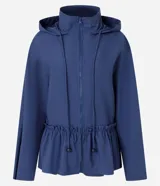 Campera cortaviento de poliéster color azul, con diseño peplum en la cintura, capucha ajustable con cordones y cierre frontal. Presenta mangas largas y un corte funcional y liviano.