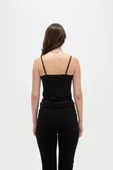Musculosa de poliamida color negro con escote en V y breteles finos.