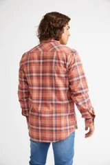 Camisa de viyela a cuadros color ladrillo, azul y blanco, de corte slim fit, manga larga, con bolsillo en el pecho y logo bordado.