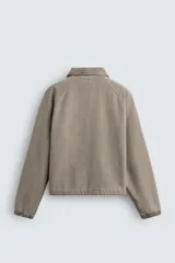 Cazadora de corte regular confeccionada en canvas de algodón con ligero acolchado interior y efecto lavado. Presenta cuello de solapa en pana a tono, cierre frontal de cremallera, bolsillos laterales de vivo y bajo ajustable con cordón. Las mangas largas finalizan en puños elásticos.