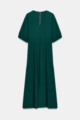 Vestido midi de color verde oscuro con escote en pico, mangas cortas con puños elásticos y cierre de cremallera oculta en la espalda.