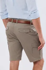 Bermuda cargo de gabardina en color gris oscuro, corte recto, con bolsillos laterales con solapa y cierre de botones y cremallera.
