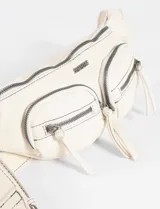 Riñonera de cuero sintético color marrón con acabado suave. Presenta un compartimento principal con cierre y dos bolsillos frontales adicionales con cierres metálicos y tiradores de cuero. Incluye logo metálico de la marca en el frente.