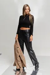 Top blanco de felpa con lycra, corte crop y mangas largas.