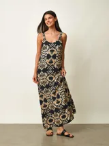Vestido largo con estampado de hojas en tonos marrones y blancos, de tirantes anchos y escote redondo.