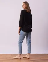 Blusa Ninety color beige con textura, cuello base con escote en V y abertura central con botones. Tiene un bolsillo en el pecho y mangas 3/4 regulables con presilla y botón.