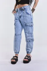 Pantalón cargo de denim celeste con bolsillos laterales con solapa y puños elásticos.