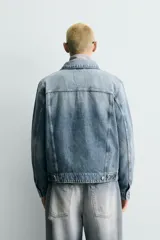 Cazadora de denim de algodón con efecto lavado, corte regular fit, cuello solapa, cierre frontal con botones, mangas largas con puños abotonados y bolsillos laterales de vivo.