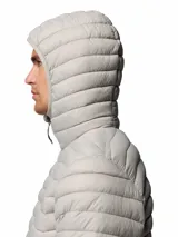 Campera acolchada con capucha, diseñada con tecnología de repelencia Omni-Shield y aislamiento térmico Thermarator de poliéster reciclado. Cuenta con cierre frontal, bolsillos laterales con cremallera, protector de mentón y dobladillo ajustable.