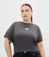 Blusa tipo muscle tee de color marrón, con cuello redondo y diseño sin mangas. Confeccionada en tejido acanalado con caída holgada.