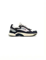 Championes de estilo urbano Autry modelo Hyperway Low, confeccionados en una combinación de gamuza y malla. Presentan un diseño en tonos azul marino, blanco y gris, con suela de goma con tecnología Action Cush y el logo de la marca en el lateral.